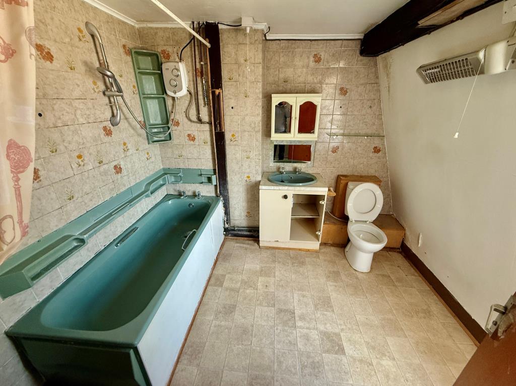 Lot: 11 - FOUR STOREY DOUBLE FRONTED BUILDING WITH POTENTIAL - Maisonette bathroom with W.C.